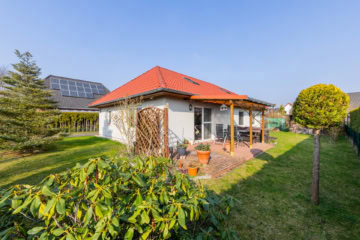 Mit ausbaufähigem Dachboden, Einbauküche, modernem Bad, Sonnenterrasse: Bungalow in Strausberg, 15344 Strausberg, Bungalow