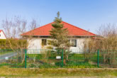 Bungalow Straßenseite - Mit ausbaufähigem Dachboden, Einbauküche, modernem Bad, Sonnenterrasse: Bungalow in Strausberg