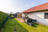 Garten - Mit ausbaufähigem Dachboden, Einbauküche, modernem Bad, Sonnenterrasse: Bungalow in Strausberg