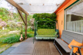 Überdachte Terrasse - Baugrundstück mit Ferienbungalow, großem Garten, Carport u.v.m. in Strausberg OT Gladowshöhe