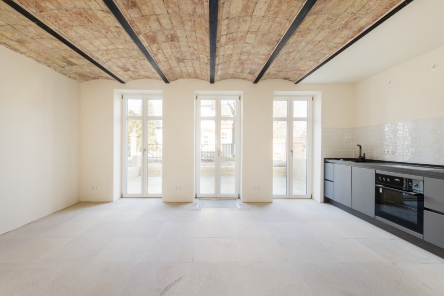 Mit bodentiefen Fenstern