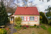 Haus Frontansicht - Mit Keller, Einbauküche, großem Garten u.v.m.: Einfamilienhaus mit viel Potenzial in Neuenhagen