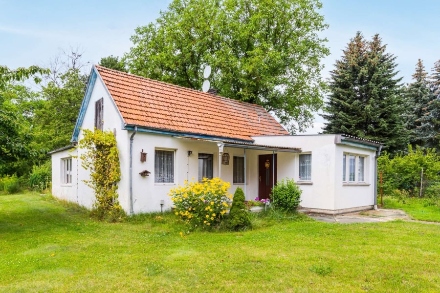 Garage, Terrasse, Nebengebäude, großes Grundstück: Einfamilienhaus mit viel Potenzial in Petershagen, 15370 Petershagen/Eggersdorf, Einfamilienhaus zum Kauf