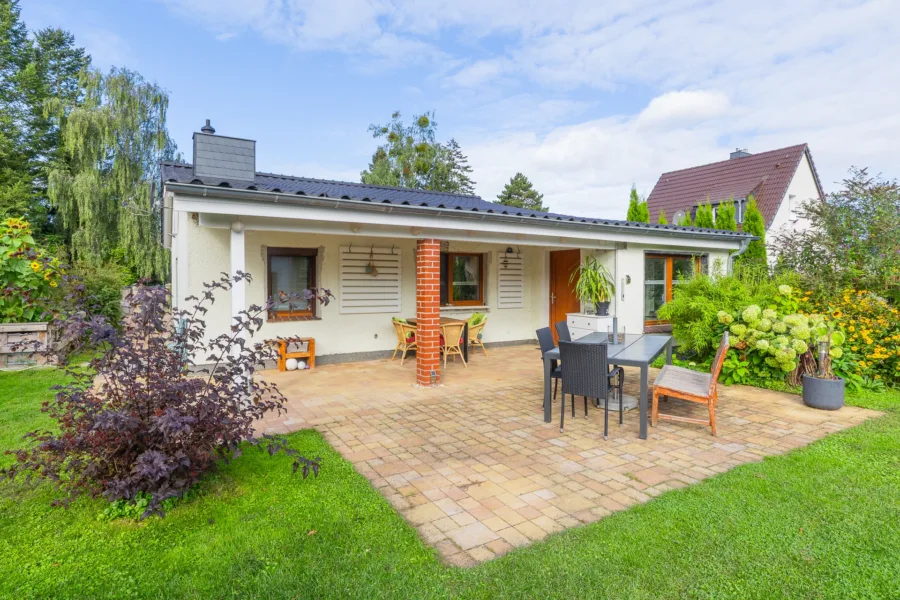 Ostterrasse am Haus