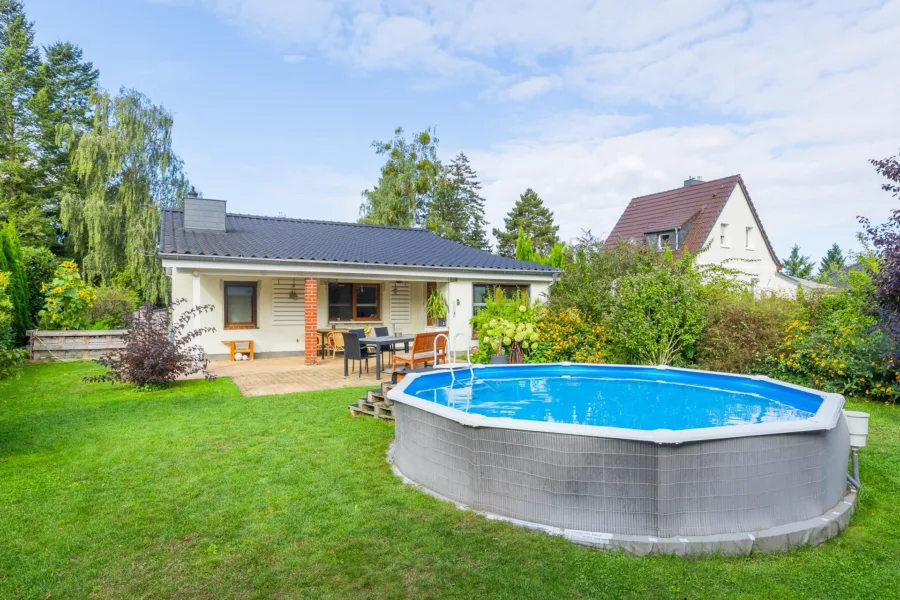 Garten mit Pool