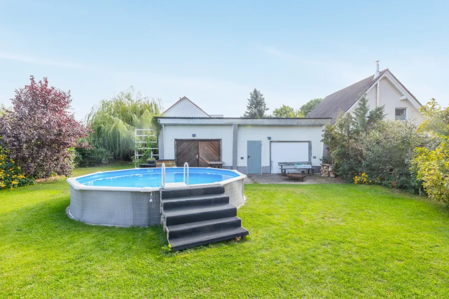 Pool und Nebengebäude