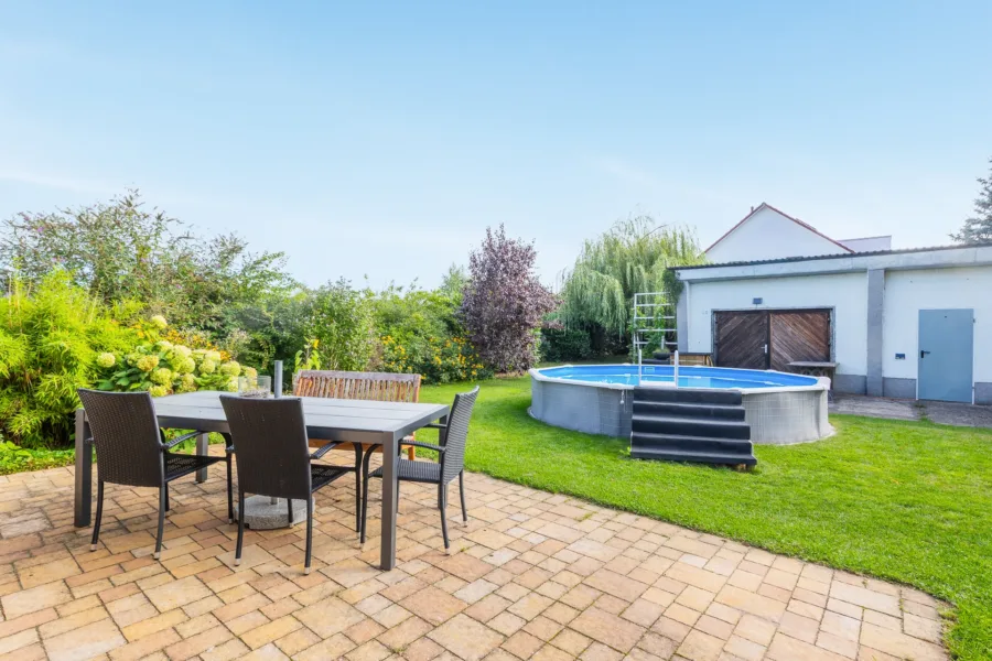 Terrasse mit Poolblick