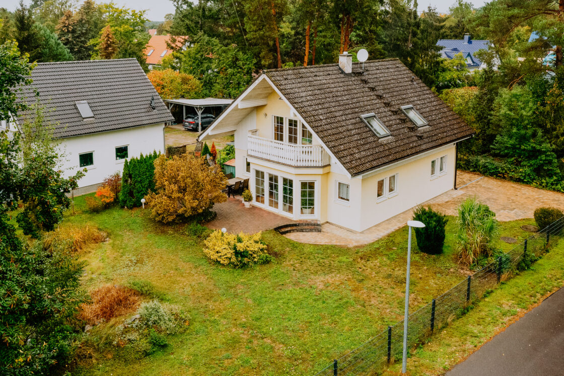 In Seenähe mit Kamin, Einbauküche, drei Bädern/WCs, Balkon usw. - Einfamilienhaus in Klein Köris - Vogelperspektive