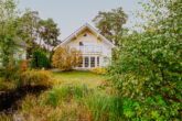 Garten und Gartenteich - Effizienzklasse B - Seenähe mit Kamin, Einbauküche, drei Bädern/WCs - Einfamilienhaus in Klein Köris