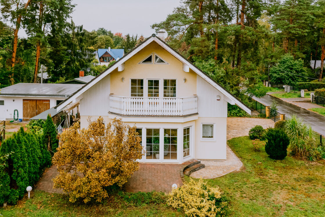 In Seenähe mit Kamin, Einbauküche, drei Bädern/WCs, Balkon usw. - Einfamilienhaus in Klein Köris - Terrasse und Haus