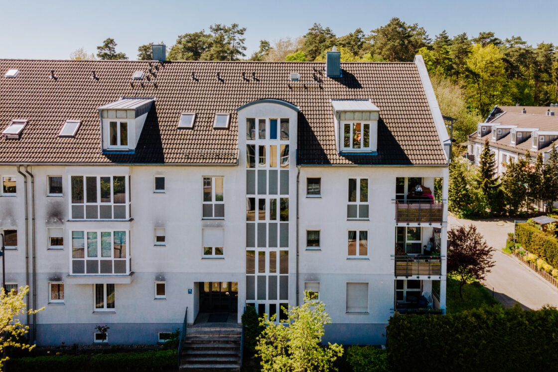 Mit Balkon, Einbauküche, Stellplatz, Keller, Top-Bad: Dachgeschoss-Whg. in Schönfließ bei Glienicke - Dreizimmerwohnung Schönfließ