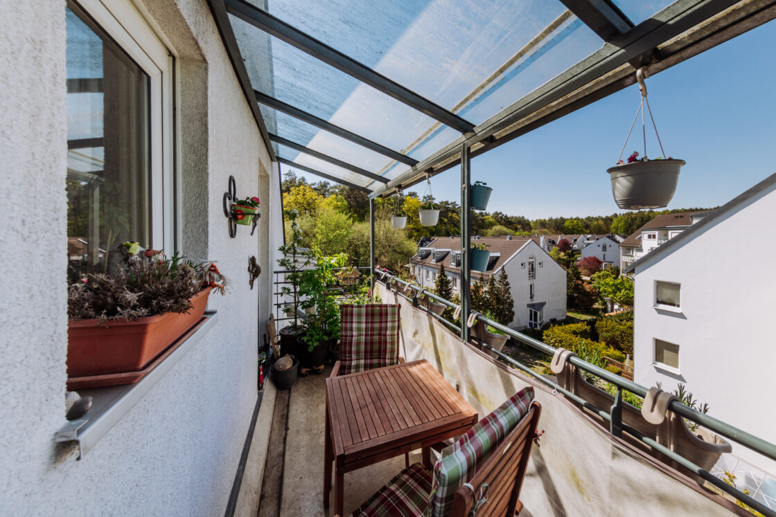 Mit Balkon, Einbauküche, Stellplatz, Keller, Top-Bad: Dachgeschoss-Whg. in Schönfließ bei Glienicke - Balkon mit Glasdach