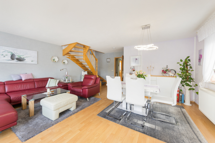 Mit offener Treppe zum Obergeschoss