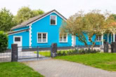 Haus und Zufahrt - Mit Einbauküche, Carport, überdachter Terrasse u.v.m.: Modularer Bungalow in Altlandsberg Bruchmühle