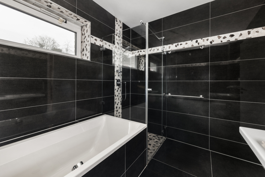 Mit Dusche & Badewanne