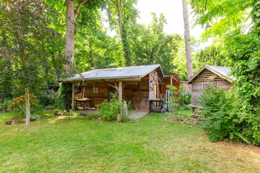 Gartenhäuser und Holzlager