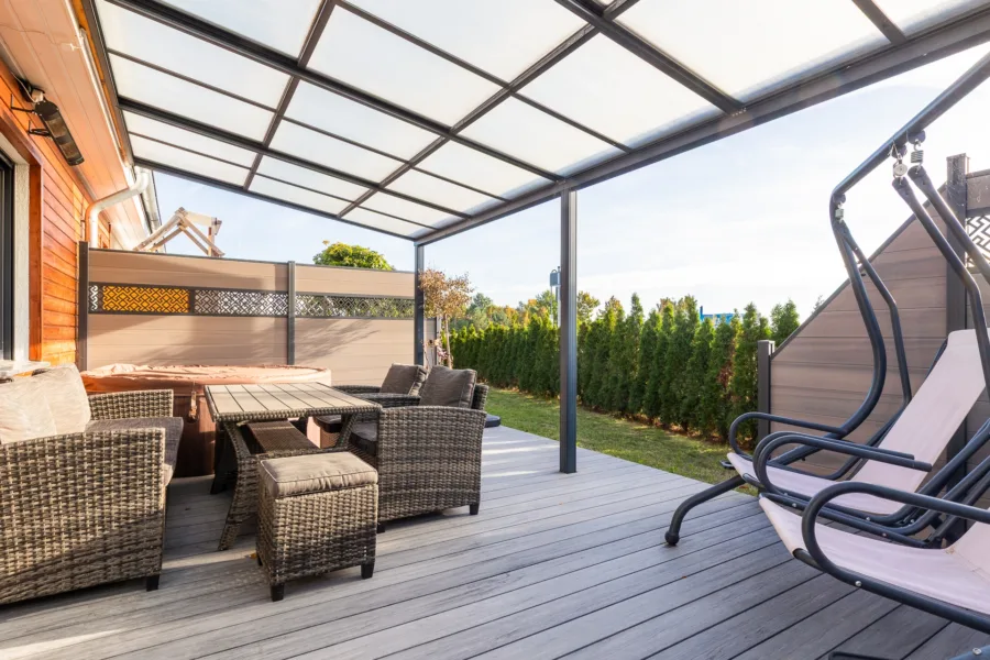 Überdachte Südost-Terrasse