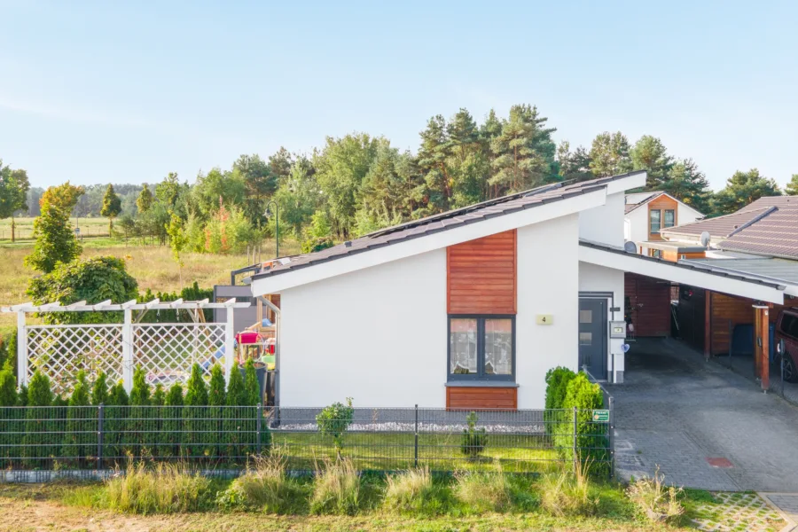Ansicht mit Carport