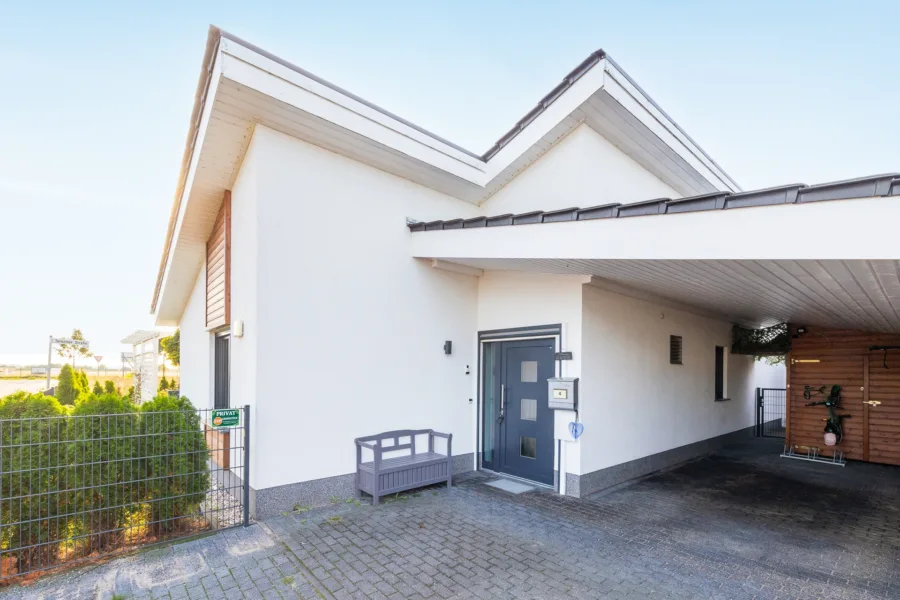 Hauseingang mit Carport