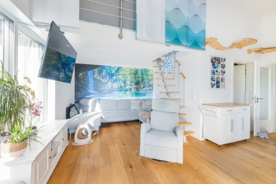 Wohnzimmer mit Raumspartreppe