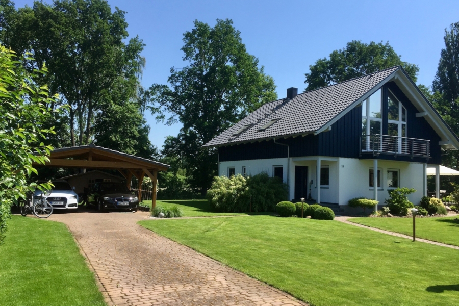 Haus und Doppelcarport