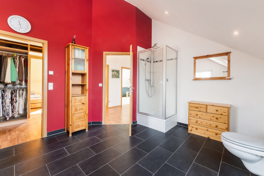 Mit Dusche & Durchgang zur Ankleide