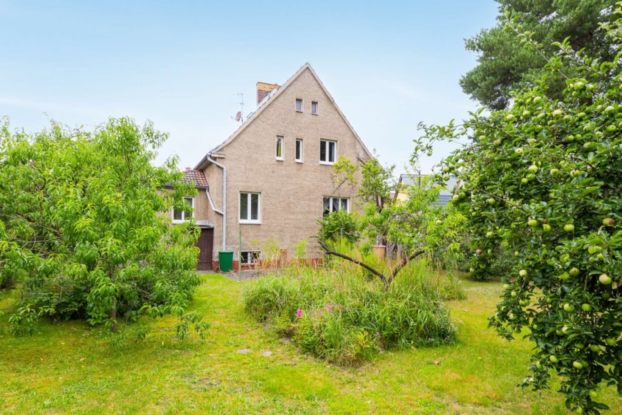 Bahnhofsnahe Lage! Mit Keller, Garage, großem Garten: Einfamilienhaus mit viel Potenzial in Biesdorf, 12683 Berlin, Einfamilienhaus zum Kauf