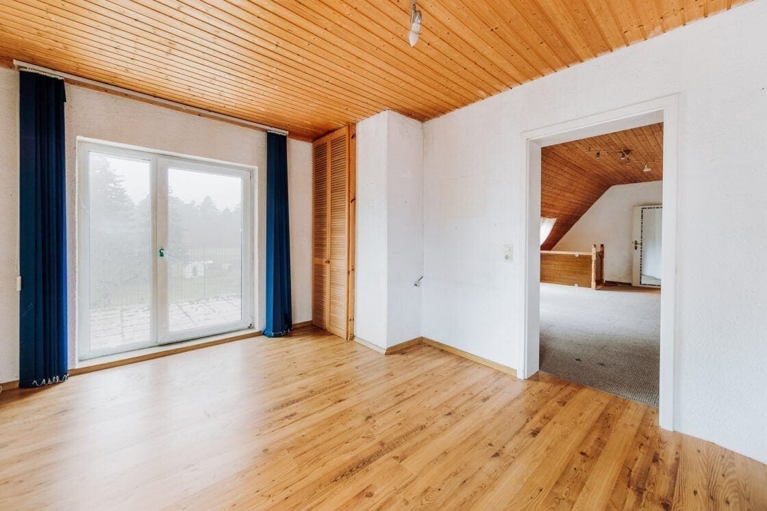 Mit Keller, teilbarem Grundstück, großen Zimmern, Terrasse, Garage usw. Einfamilienhaus in Rehfelde - Schlafzimmer mit Balkon