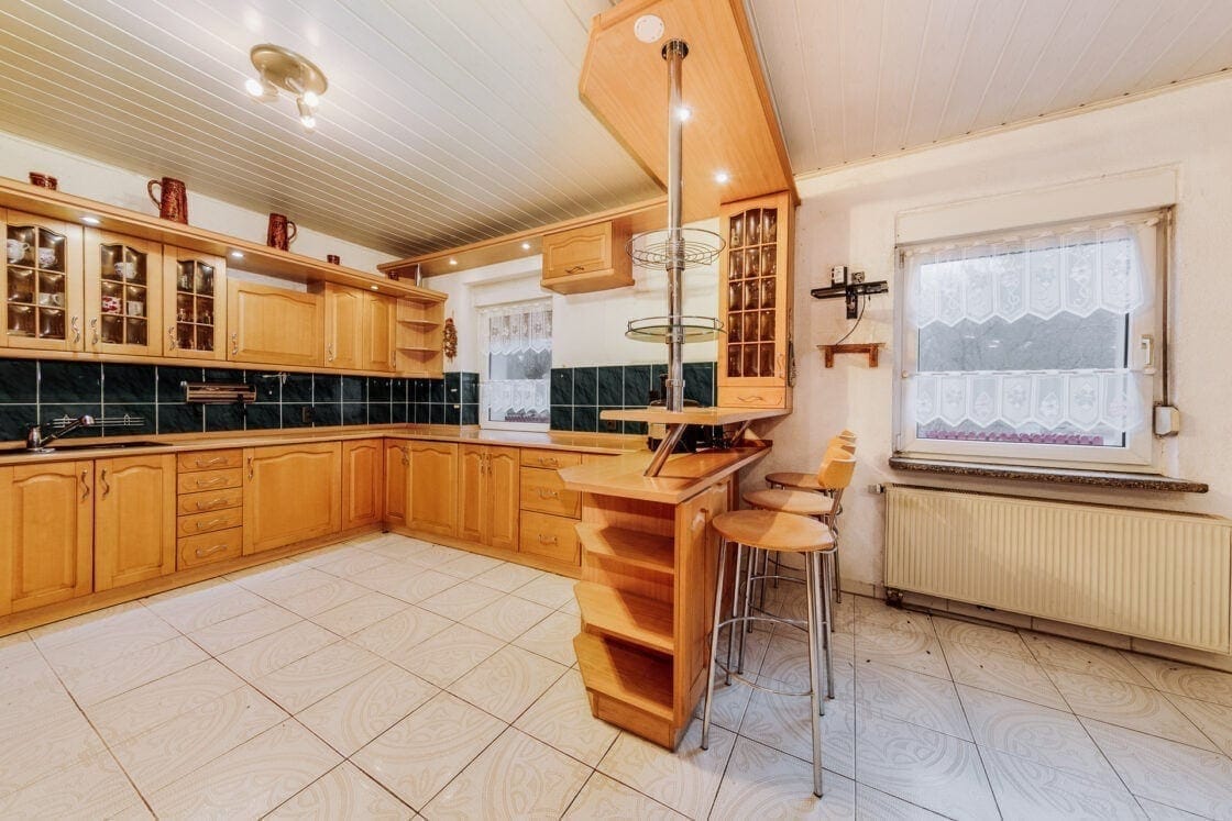 Mit Keller, teilbarem Grundstück, großen Zimmern, Terrasse, Garage usw. Einfamilienhaus in Rehfelde - Küche