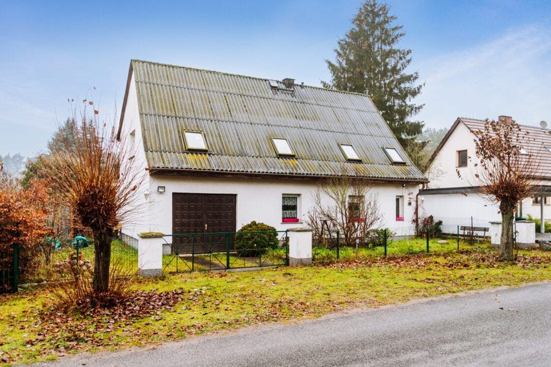 Mit Keller, teilbarem Grundstück, großen Zimmern, Terrasse, Garage usw. Einfamilienhaus in Rehfelde - Einfamilienhaus Rehfelde