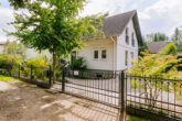 Straßenseite - Mit Einbauküche, Keller, großem Wohnbereich: Einfamilienhaus bahnhofsnah in Petershagen/Eggersdorf