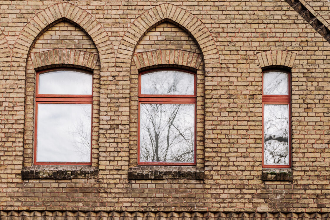 Historisches Wohnhaus für bis zu vier Familien mit Scheune - auch als Kapitalanlage in Wriezen - Holzfenster