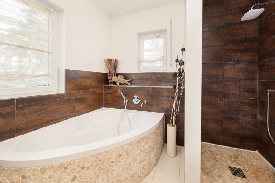 Mit Badewanne und Dusche