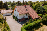 Vogelperspektive Straßenseite - Waldnah und ruhig in Rehfelde: Mit Keller, Kamin, Doppelgarage, Wintergarten, Einbauküche u.v.m.