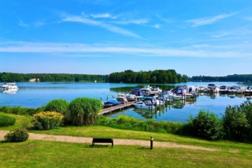 Direkt am Werlsee! Fußbodenheizung, Rollladen, Panoramafenster, Bootsanleger: Wohnung in Grünheide, 15537 Grünheide (Mark), Wohnung