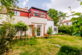 Garten hinter dem Haus - Wohnung mit Dachterrasse, Garten, Keller, Einbauküche in kleiner WEG: Zentral in Potsdam Babelsberg