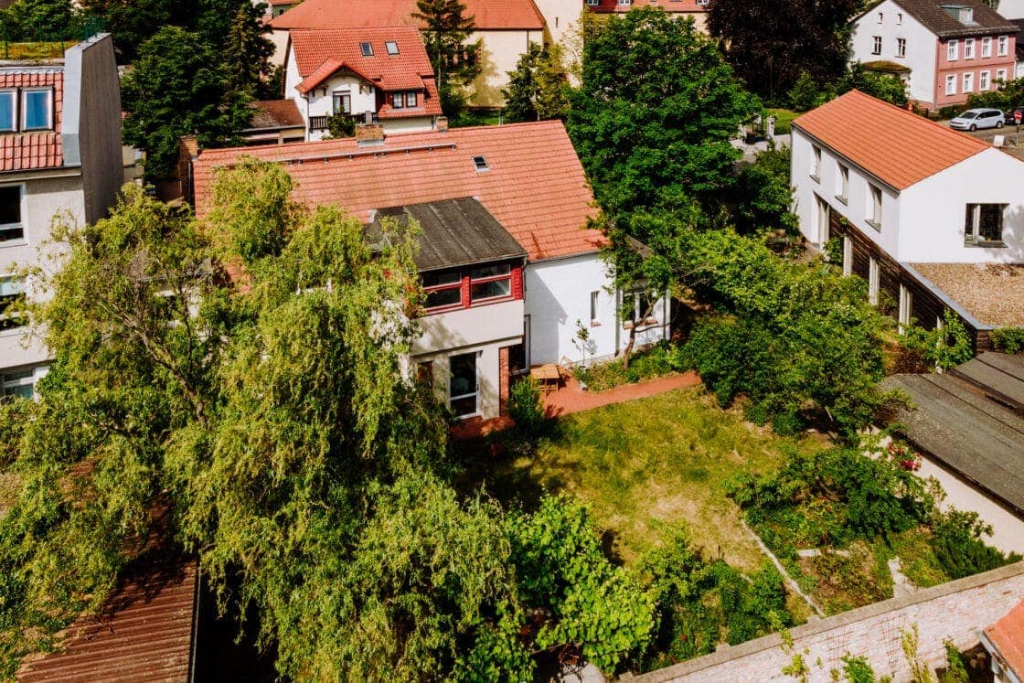 Wohnung mit Dachterrasse, Garten, Keller, Einbauküche in kleiner WEG: Zentral in Potsdam Babelsberg - Garten und Haus
