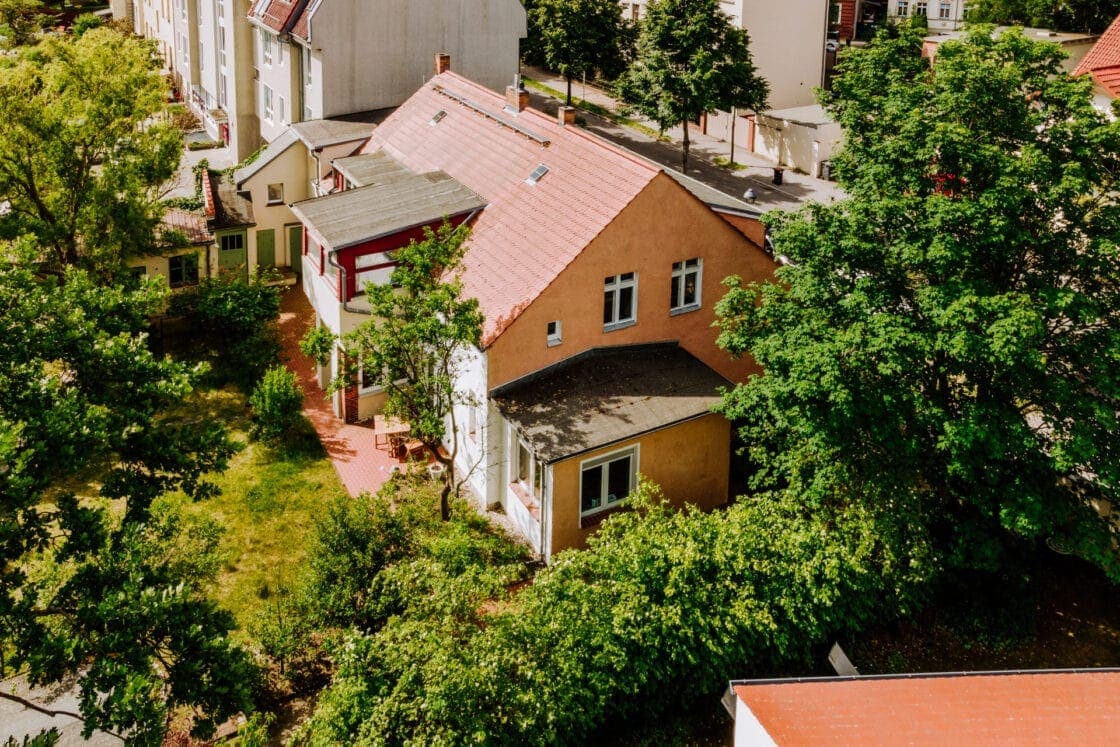Wohnung mit Dachterrasse, Garten, Keller, Einbauküche in kleiner WEG: Zentral in Potsdam Babelsberg - Viel Grün im Blick