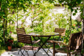 Terrasse mit Sitzgruppe - Wohnung mit Dachterrasse, Garten, Keller, Einbauküche in kleiner WEG: Zentral in Potsdam Babelsberg