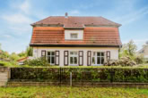 Straßenfront - Historisches Wohnhaus mit Souterrain-Keller, Garage, großem Garten u .v. m. in Berlin-Bohnsdorf