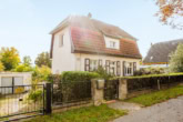 Zufahrt - Historisches Wohnhaus mit Souterrain-Keller, Garage, großem Garten u .v. m. in Berlin-Bohnsdorf