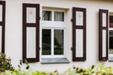 Hübsche Fensterläden - Historisches Wohnhaus mit Souterrain-Keller, Garage, großem Garten u .v. m. in Berlin-Bohnsdorf