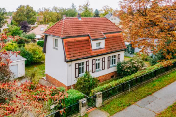 Historisches Wohnhaus mit Souterrain-Keller, Garage, großem Garten u .v. m. in Berlin-Bohnsdorf, 12526 Berlin-Bohnsdorf, Einfamilienhaus