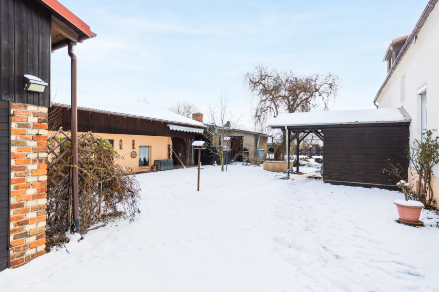 Garten mit Nebengebäude