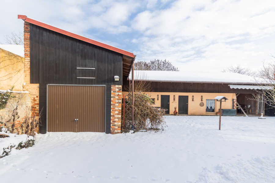 Nebengebäude mit Garage