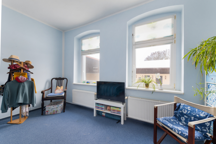 Mit großen Rundbogenfenstern