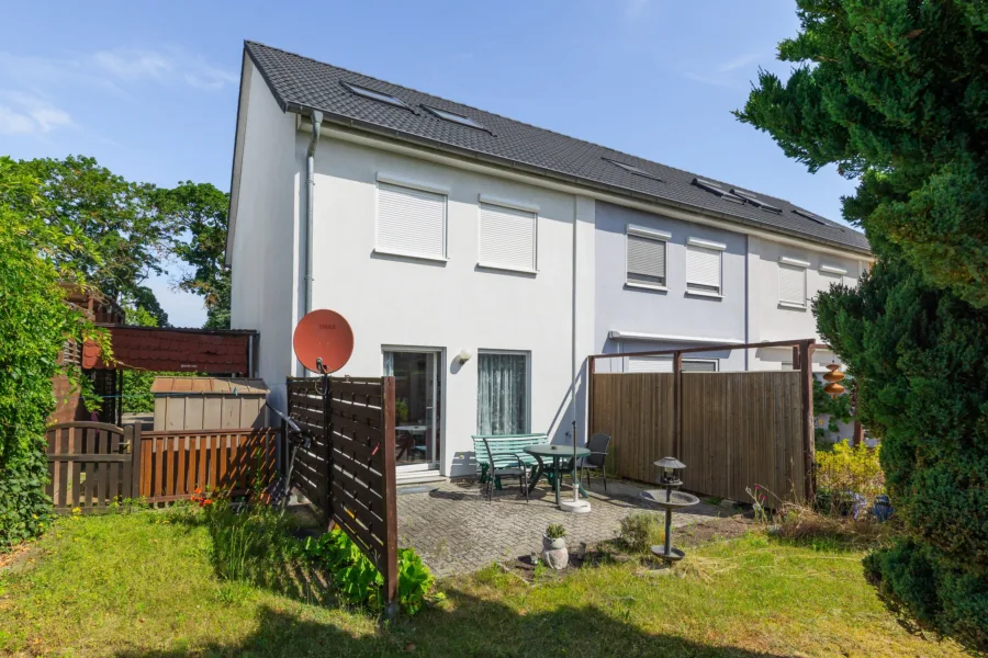 Gartenseite mit Terrasse