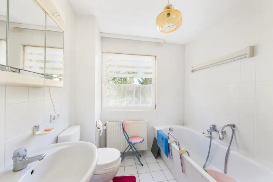 Badezimmer mit Wanne und Dusche