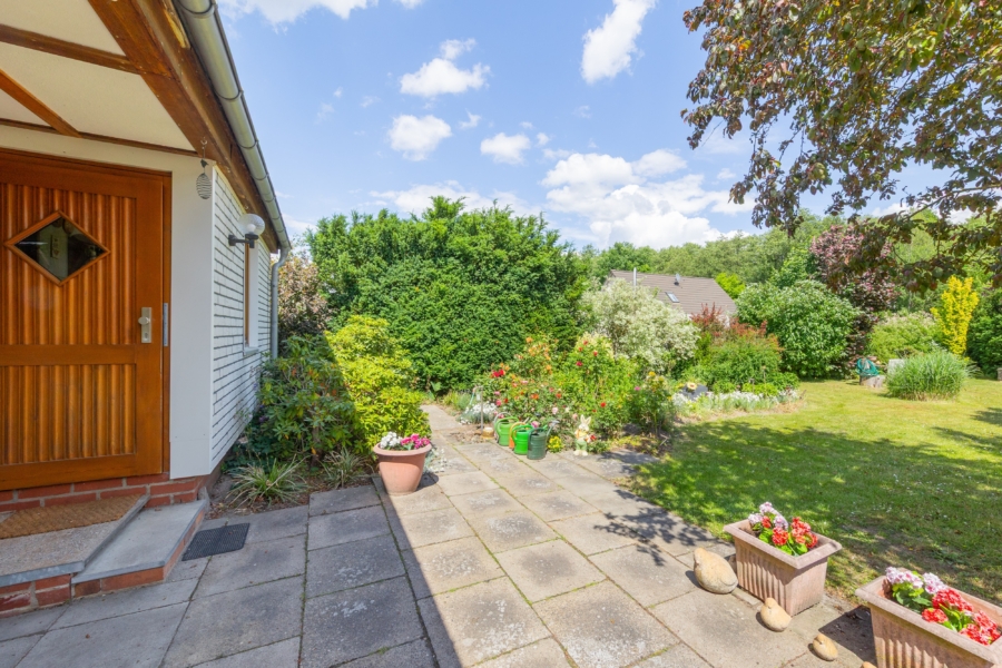 Terrasse und Gartenweg