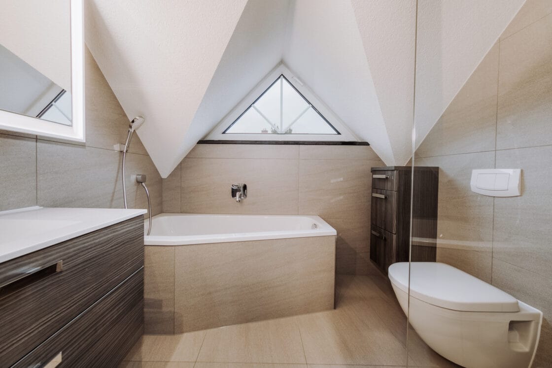 Mit Fotovoltaik, hoher Energieeffizienz, Einbauküche usw.: Haus nahe Berlin - in Altlandsberg - Masterbad